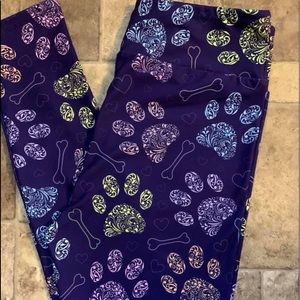 Paisley Paw Print Custom Leggings!
92% polyester 8% spandex